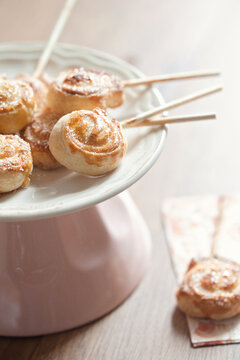 Crunchy sugar-coated cake pops