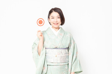 OKのプラカードを持つ着物を着た女性