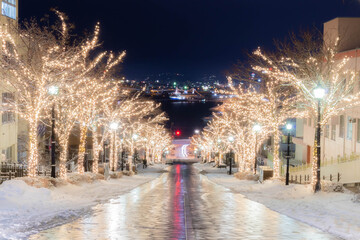 イルミネーションがきらめく冬の八幡坂