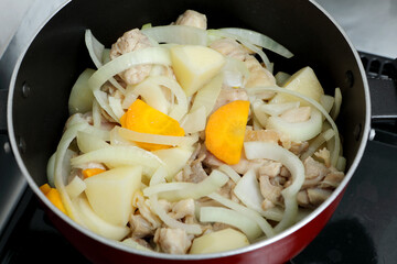 食材を炒める