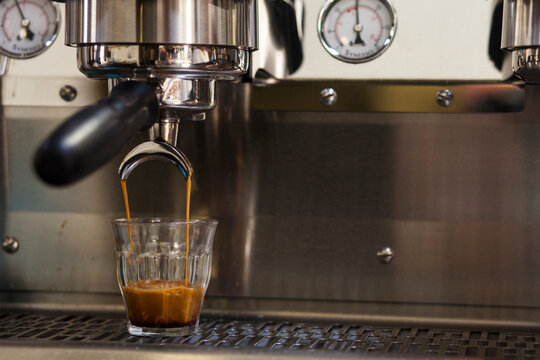 Double espresso pouring