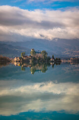 Naklejka premium Duingt et son château, Lac d'Annecy, haute Savoie 