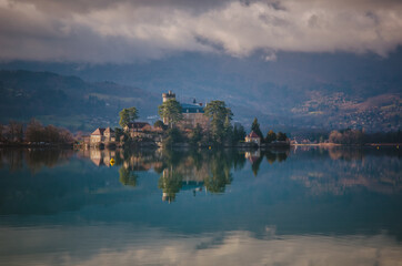 Fototapeta na wymiar Duingt et son château, Lac d'Annecy, haute Savoie 