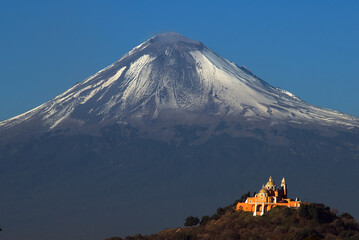Vista de Cholula iglesia y Popocatépetl