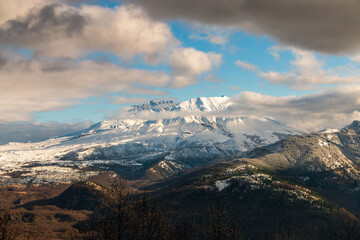 Fototapeta na wymiar Mount Saint Helens from Elk Rock Viewpoint