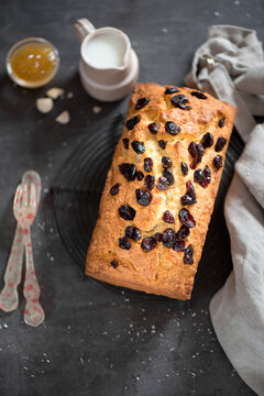 Coconut and almond plumcake