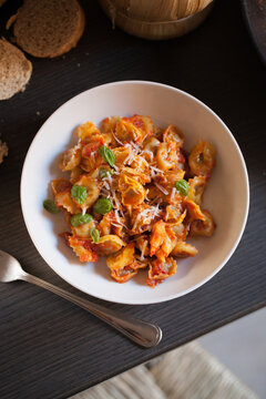 Tortellini with tomato sauce and fresh basil