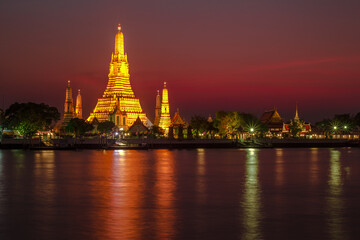 Blurred abstract background of the pagoda scenery of Wat Arun on the Chao Phraya River in Bangkok of Thailand, the silhouette, the light hitting the sculpture, has a kind of artistic beauty
