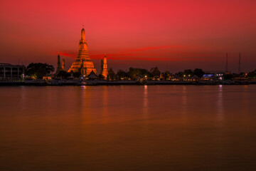 Naklejka premium Blurred abstract background of the pagoda scenery of Wat Arun on the Chao Phraya River in Bangkok of Thailand, the silhouette, the light hitting the sculpture, has a kind of artistic beauty