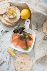 Gravlax Graved Lachs, ein roh gebeizter Fisch mit Dill auf Platte mit Hovmästarsås Senf Soße,...