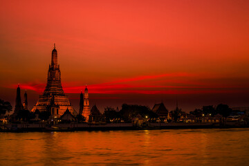 Fototapeta na wymiar Blurred abstract background of the pagoda scenery of Wat Arun on the Chao Phraya River in Bangkok of Thailand, the silhouette, the light hitting the sculpture, has a kind of artistic beauty
