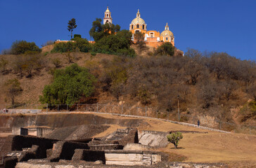 Vista de Cholula iglesia y zona arqueológica