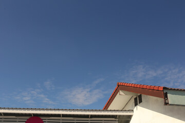 Naklejka premium Roof of the house on blue sky background.