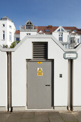 Transformatorenstation vor einem Wohnhaus, Bremen, Deutschland, Europa