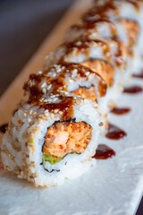 Miura maki (salmone cotto, maionese, tobiko, salsa piccante, insalata)