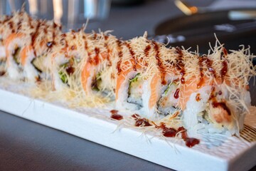 Tiger roll (gambero in tempura, maionese, insalata, salmone all’esterno, ikura, salsa teriyaki)