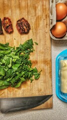 Śniadanie szpinak masło jajka deska suszone pomidory