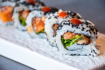 Spicy sake (salmone, insalata, salsa piccante, tobiko) © Paolo