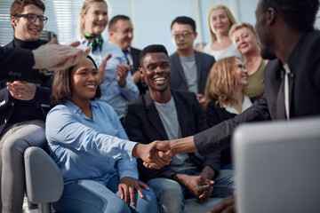 Obraz premium Handshake between a businesswoman and a co-worker
