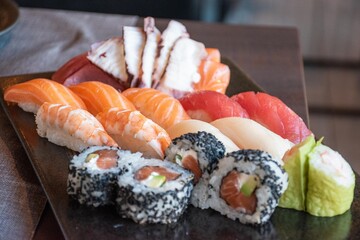 Sashimi salmone, sashimi tonno, polipo, nigiri salmone , nigiri tonno, nigiri branzino, nigiri ebi, hosomaki, uramaki