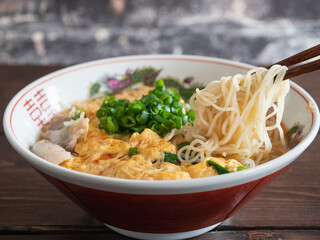 ネギと溶き卵をトッピングした酸辣湯麺（スーラータン・サンラータン）。