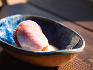 練乳のかかった苺。新鮮で真っ赤な果物。