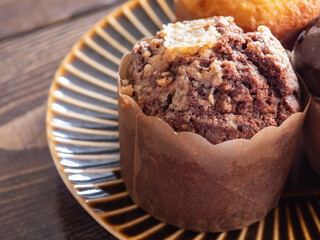 チョコレート味のマフィンのクローズアップ。甘くて美味しい焼き菓子。