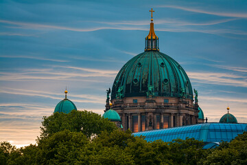 Berliner Dom in der Hauptstadt Berlin im Sonnenuntergang