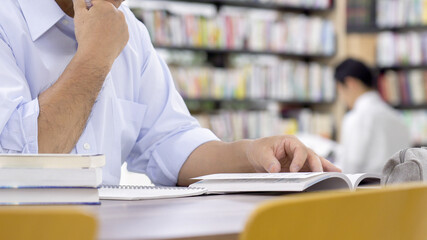 図書館で勉強する中高年男性