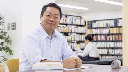 図書館で勉強する中高年男性