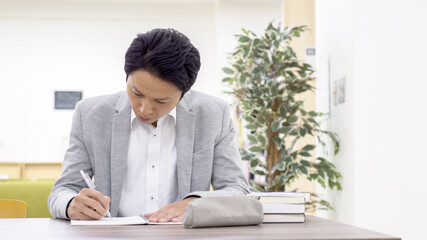図書館で勉強するビジネスマン