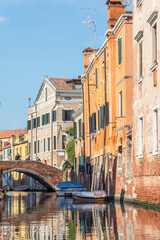 Fototapeta na wymiar discovery of the city of Venice and its small canals and romantic alleys
