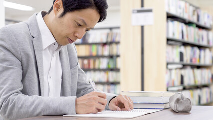 図書館で勉強するビジネスマン