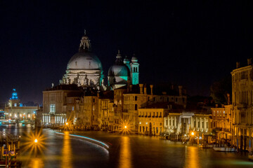 Fototapeta na wymiar View of the cathedral over the grand canal in venice at night