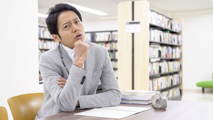 図書館で勉強するビジネスマン