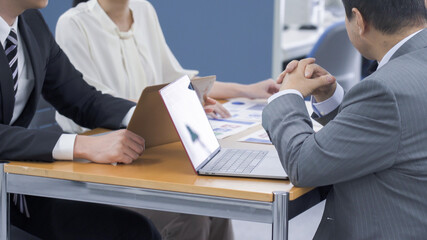 Obraz premium 会議をするビジネスマン.