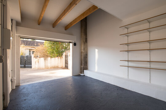 garage vue de l'int&eacute;rieur