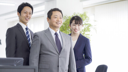 オフィスワーク　ビジネスマン