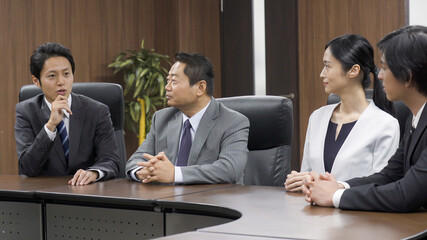 会議をするビジネスマン