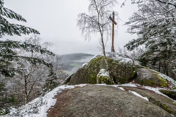 Geistlicher Stein – Gipfelkreuz und Aussichtsplattform der Panorama Tour Rundwanderweg im bayerischen Wald bei Grafenau, Deutschland