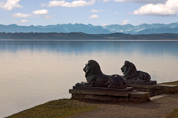 zwei Bronzelöwen an der Tutzing Seepromenade (Bayern)