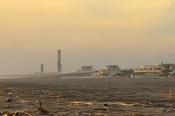 Spiaggia di Montalto in inverno con la centrale