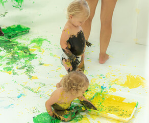 taller sensorial de pintura explosiva, actividad ideal para niños a partir de 8 meses.