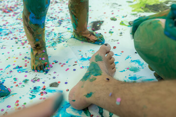 taller sensorial de pintura explosiva, actividad ideal para niños a partir de 8 meses.