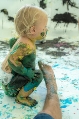 taller sensorial de pintura explosiva, actividad ideal para niños a partir de 8 meses.