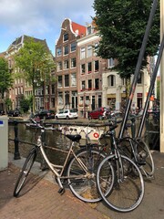 Fototapeta premium Bicicletas aparcadas en los canales de Amsterdam