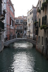 Fototapeta na wymiar Puente de los canales de Venecia
