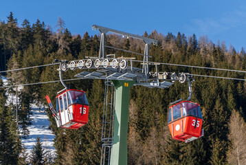 Leere Seilbahn im Skigebiet Nockberge in Kärnten während Coronakrise