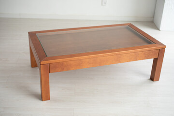 Mesa rectangular de madera con cristal