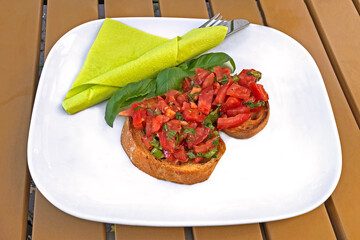 Köstliche Bruschetta mit Tomaten als kleiner Imbiss